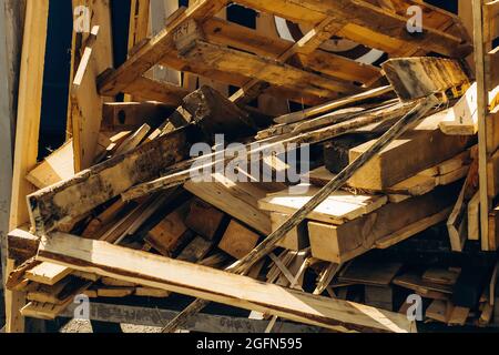 Holzabfälle aus Brettern und Stäben. Holzverarbeitung. Hintergrund Stockfoto