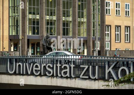 KÖLN, DEUTSCHLAND - 26. Jul 2021: Eine Nahaufnahme des Schildes der Universität zu Köln, Deutschland der Eingang des Hauptgebäudes, Albertus Magnus Statue Stockfoto