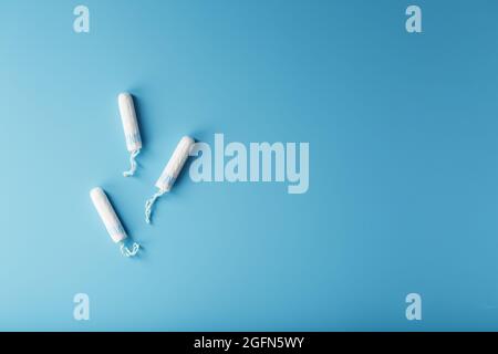 Gynäkologische Tampons auf blauem Hintergrund, freier Platz Stockfoto