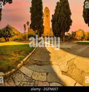 Granada, Spanien, 07-08-19. La Alhambra reflektiert rosa Licht vom Sonnenuntergang, künstliche Lichter leuchten. Bis Stockfoto