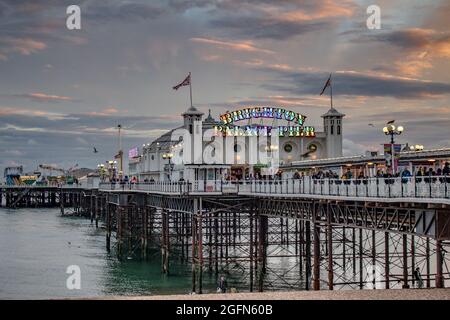Sonnenuntergang über Brighton Pier, England, britischer Strand, England Sumer, britische Feiertage. Brighton England Stockfoto