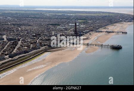 Luftaufnahme von Blackpool, mit dem Golden Mile Beach, Blackpool Tower und Blackpool Piers Stockfoto