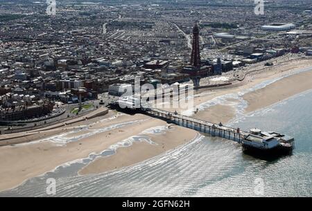 Luftaufnahme von Blackpool, mit dem Golden Mile Beach, Blackpool Tower und Blackpool Piers Stockfoto