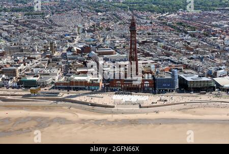 Luftaufnahme des Blackpool Tower und des Strandes Stockfoto