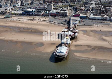 Luftaufnahme von Blackpool, mit dem Golden Mile Beach, Blackpool Tower und Blackpool Pier Stockfoto