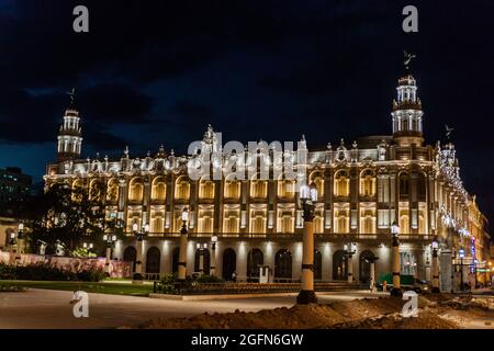 HAVANNA, KUBA - 22. FEB 2016: Nachtansicht eines Gebäudes des Gran Teatro de La Habana (großes Theater von Havanna) Stockfoto