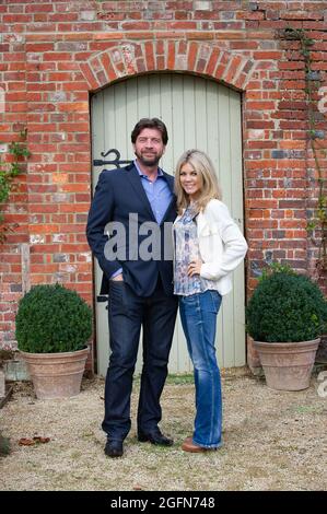 Dorney, Buckinghamshire, Großbritannien. 25. Oktober 2013. Jessica Rose Moor und ihr Mann TV-Moderator Nick Knowles im Dorney Court Kitchen Garden. Quelle: Maureen McLean/Alamy Stockfoto