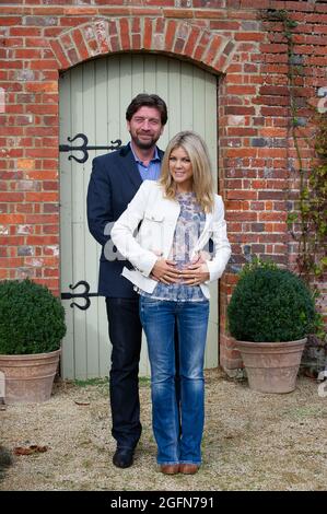 Dorney, Buckinghamshire, Großbritannien. 25. Oktober 2013. Jessica Rose Moor und ihr Mann TV-Moderator Nick Knowles im Dorney Court Kitchen Garden. Quelle: Maureen McLean/Alamy Stockfoto