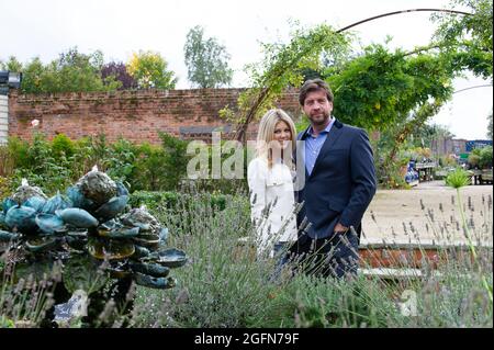 Dorney, Buckinghamshire, Großbritannien. 25. Oktober 2013. Jessica Rose Moor und ihr Mann TV-Moderator Nick Knowles im Dorney Court Kitchen Garden. Quelle: Maureen McLean/Alamy Stockfoto