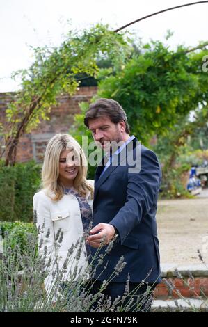 Dorney, Buckinghamshire, Großbritannien. 25. Oktober 2013. Jessica Rose Moor und ihr Mann TV-Moderator Nick Knowles im Dorney Court Kitchen Garden. Quelle: Maureen McLean/Alamy Stockfoto