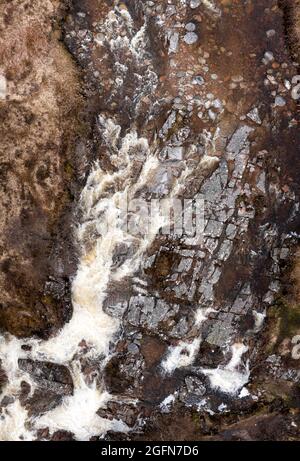 Blick von oben auf den Wasserfall in der Nähe von Buachaille Etive Mor auf dem Flusscoupall in glencoe Stockfoto
