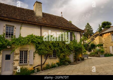 SAINT CENERI LE GEREI, FRANKREICH - 1. AUGUST 2021: Schöne Straße in einem Dorf in den Alpes Mancelles im Sommer Stockfoto