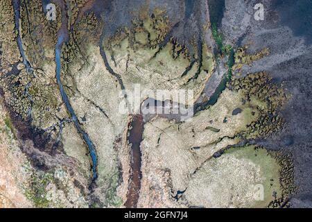 Kleines Delta, wo der Fluss in ein Meer mündet loch in skye scotland von oben gesehen, direkt nach unten Stockfoto