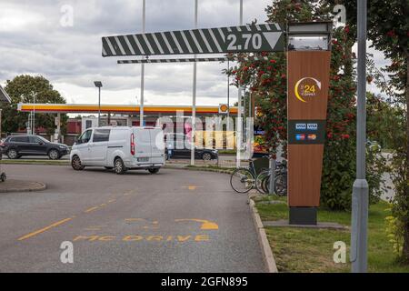 Blick auf die Außenansicht der Tankstelle mit sowohl Benzin- als auch elektrischen Lademöglichkeiten. Stockfoto