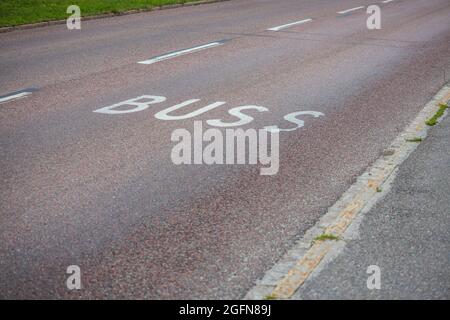 Nahaufnahme der Straßenmarkierungen der Buslinie auf asphaltierter Straße. Schweden. Stockfoto