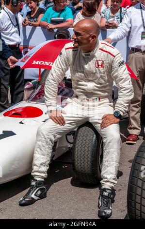 Gabriele Tarquini vor der Fahrt mit dem klassischen Honda RA272 F1-Oldtimer beim Goodwood Festival of Speed 2014. Italienischer Rennfahrer Stockfoto