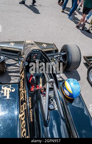 Ayrton Senna schwarzer Lotus 97T John Player Special Formel-1-Grand-prix-Rennwagen beim Goodwood Festival of Speed. Lotus Renault 98T von oben Stockfoto