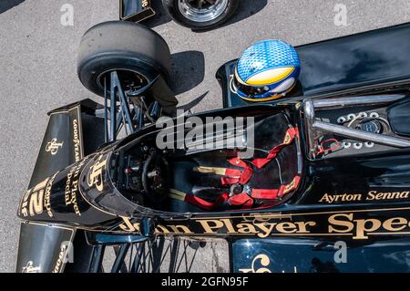 Ayrton Senna schwarzer Lotus 97T John Player Special Formel-1-Grand-prix-Rennwagen beim Goodwood Festival of Speed. Lotus Renault 98T von oben Stockfoto