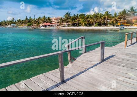 Blick auf Caye Caulker Dorf von einem hölzernen Pier, Belize Stockfoto