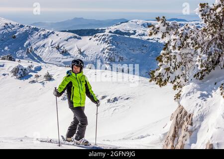 FRANKREICH, ALPES-MARITIMES (06) GREOLIERES-LES-NEIGES, BAHNHOF MIT BLICK AUF DAS MEER, 22 KM ENTFERNT Stockfoto