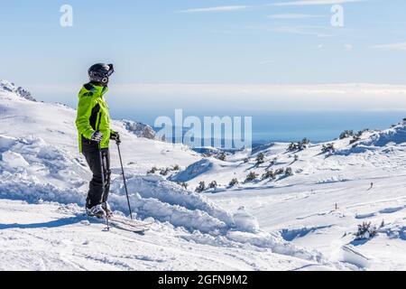 FRANKREICH, ALPES-MARITIMES (06) GREOLIERES-LES-NEIGES, BAHNHOF MIT BLICK AUF DAS MEER, 22 KM ENTFERNT Stockfoto