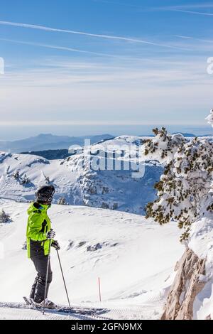 FRANKREICH, ALPES-MARITIMES (06) GREOLIERES-LES-NEIGES, BAHNHOF MIT BLICK AUF DAS MEER, 22 KM ENTFERNT Stockfoto