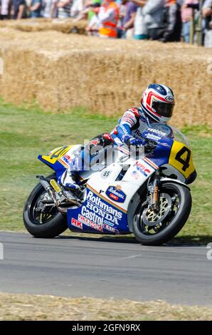 Freddie Spencer fuhr auf der Honda NSR500, die er bei der 500-ccm-Weltmeisterschaft 1985 zum Sieg fuhr. Rennen auf Goodwood 2014 Stockfoto