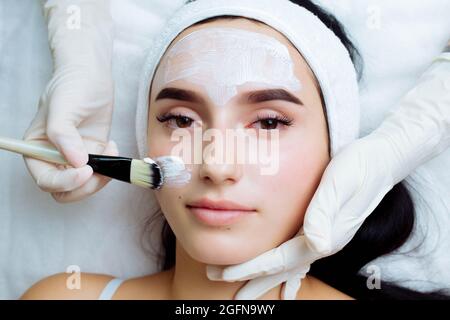 Gesichtsverjüngung Verfahren mit Creme. Spa und Kosmetik Hautpflege. Schönheitsmaske aus nächster Nähe Stockfoto