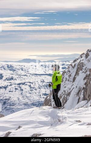 FRANKREICH, ALPES-MARITIMES (06) GREOLIERES-LES-NEIGES, BAHNHOF MIT BLICK AUF DAS MEER, 22 KM ENTFERNT Stockfoto