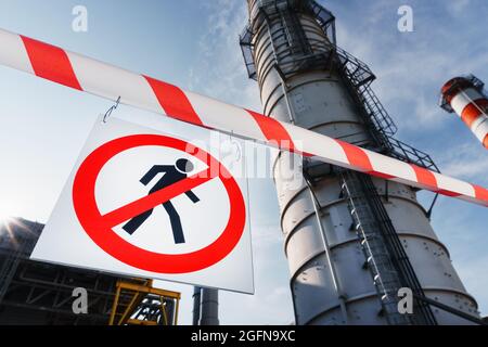 Zaunband mit Poster der unbefugte Zutritt auf der Baustelle ist bei Bau- und Installationsarbeiten verboten. Einhaltung von Sicherheitsregeln Stockfoto