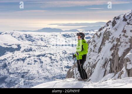 FRANKREICH, ALPES-MARITIMES (06) GREOLIERES-LES-NEIGES, BAHNHOF MIT BLICK AUF DAS MEER, 22 KM ENTFERNT Stockfoto