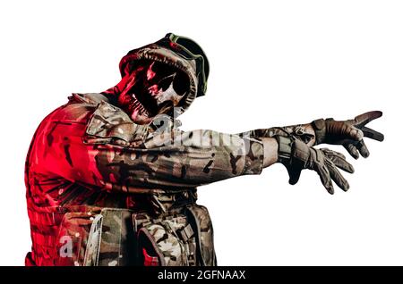 Isoliertes Foto von untoten Zombie-Soldat in Uniform und gepanzerte Kleidung zu Fuß Pose mit erreichender Arme auf weißem Hintergrund. Stockfoto