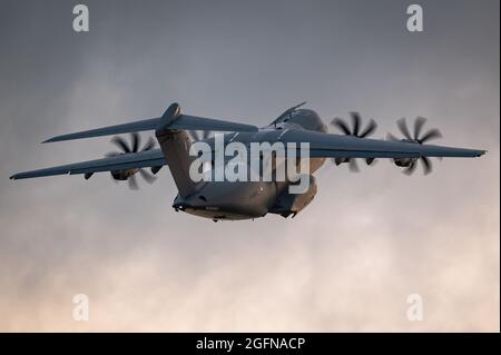 Ein viermotoriger Airbus A400M Atlas-Turboprop-Militärtransportflugzeug der französischen Luftwaffe. Stockfoto