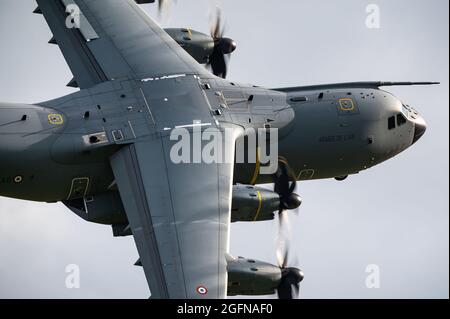 Ein viermotoriger Airbus A400M Atlas-Turboprop-Militärtransportflugzeug der französischen Luftwaffe. Stockfoto