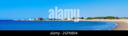 Panorama der Bucht Küste mit Dünen, kleinen Häusern und Booten. Sanddünen mit grünen Büschen und Felsen. Panoramablick auf den Sandstrand in der Bucht. Stockfoto