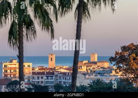 FRANKREICH, ALPES-MARITIMES (06) LE VIEIL ANTIBES BEI SONNENUNTERGANG Stockfoto