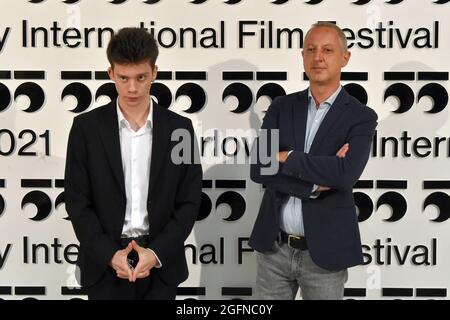 Karlsbad, Tschechische Republik. August 2021. Der Schauspieler Leon de La Vallee, links, und der Regisseur Claudio Cupellini, rechts, nahmen an der Präsentation des Films das Land der Söhne auf dem 55. Internationalen Filmfestival Karlovy Vary (KVIFF) am 26. August 2021 in Karlsbad, Tschechien, Teil. Kredit: Slawomir Kubes/CTK Foto/Alamy Live Nachrichten Stockfoto