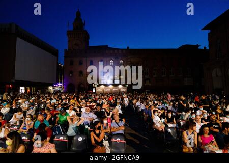 Bologna, Italien. 23. Juli 2021.Blick auf die piazza maggiore vor einer Filmvorführung von Nanni Moretti während des Il Cinema Ritrovato' (was soviel bedeutet wie 'Cinema rediscov Stockfoto