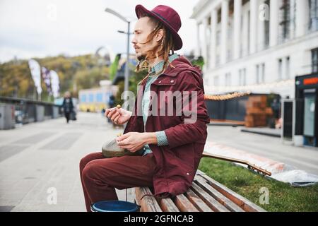 Aufmerksamer Mann, der tief in seinen Gedanken ist Stockfoto