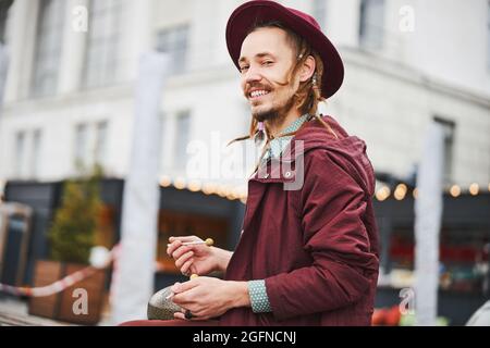 Portrait von gutherzigen Männern, die vor der Kamera posieren Stockfoto
