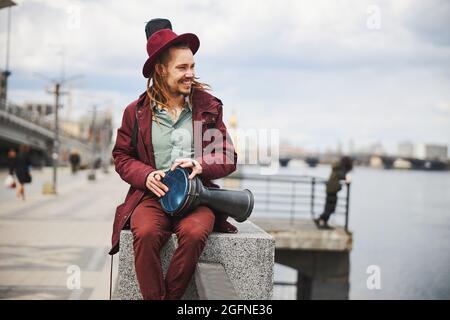 Freundlicher Mann, der Djembe in den Händen hält Stockfoto