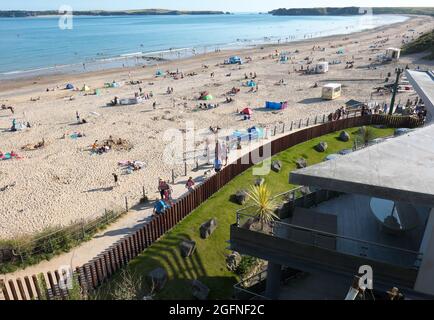 Tenby Wales - der South Beach, der im August 2021 am Abend gesehen wurde, war voll mit Besuchern Stockfoto