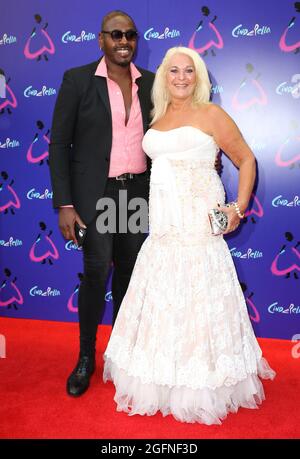 Nicht exklusiv: Ben Ofoedu und Vanessa Feltz, Andrew Lloyd Webbers Cinderella - Gala Performance, Gillian Lynne Theatre Drury Lane, London, Großbritannien, 25. Aug Stockfoto