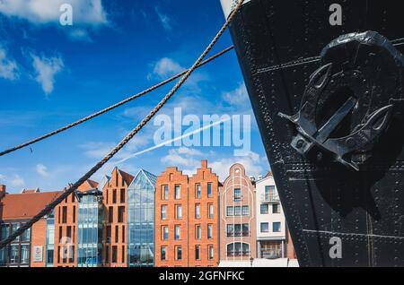 Gdańsk, Polen; 15. August 2021: Renovierte Stadthäuser an der Küste von Motlawa in der Altstadt von Danzig mit dem Schiff „Soldek“ am Moor Stockfoto