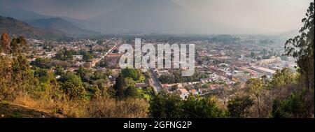 Luftaufnahme von Antigua, Guatemala. Vulkan Agua im Hintergrund. Stockfoto