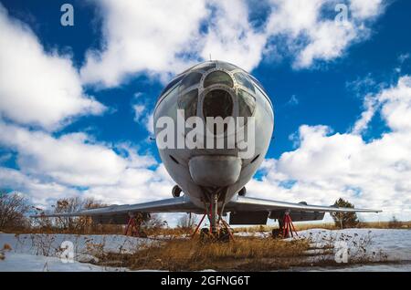 Alte sowjetische Flugzeuge auf dem Schutz vor dem Hintergrund von Wolken Stockfoto