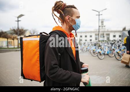 Aufmerksamer Mann, der tief in seinen Gedanken ist Stockfoto