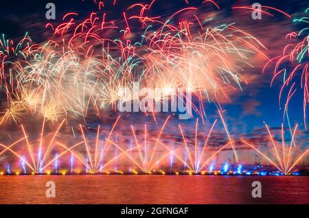 Grüße und Feuerwerk über dem Fluss neva in der weißen Nacht Stockfoto