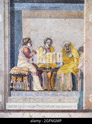 Beratung mit einer Hexe - Mosaikemblema in opus vermiculatum aus polychromen Tesserae, signiert von Dioskourides von Samos. Die Tafel zeigt eine Szene aus der Neuen Komödie, in der drei Frauen mit maskierten Gesichtern an einem kleinen Tisch sitzen. Die älteste Frau - eine Hexe - zeigt den beiden anderen Frauen einen magischen Filter, während ein Junge die Szene beobachtet. - Pompeji, sogenannte Villa von Cicero, außerhalb der porta Ercolano. Ende des 2. Jahrhunderts v. Chr. Stockfoto