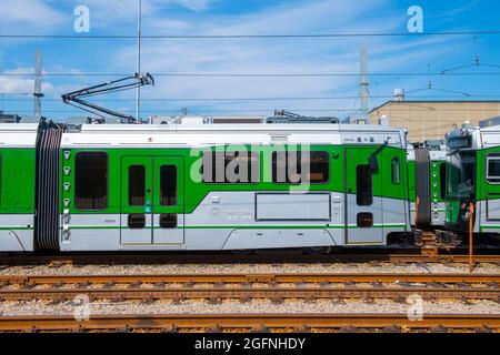 Boston Metro MBTA Green Line Typ 9 Moderne Flotte von CAF USA am Riverside Terminal Station, Newton, Massachusetts, USA. Stockfoto
